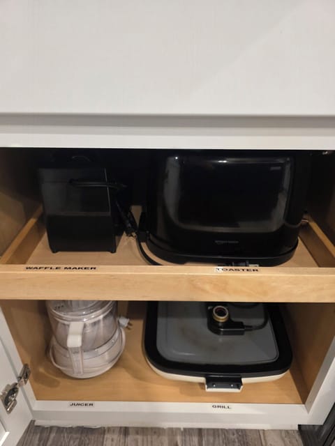 Kitchen appliances including-Toaster- waffle maker - juicer and grill