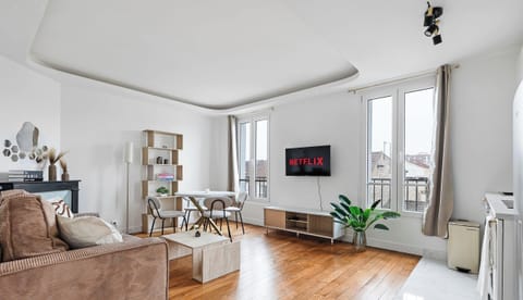 Grand séjour lumineux avec canapé confortable