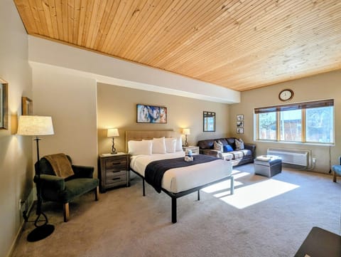 Updated Studio condo at Gateway!