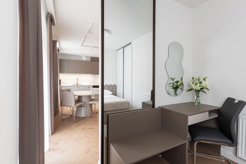 Apartment, Balcony | Laptop workspace, blackout drapes, iron/ironing board, cribs/infant beds