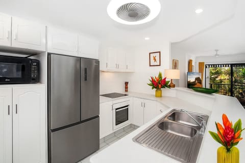 Modern Fully Equipped Kitchen with Stainless Steel Appliances – Townsville