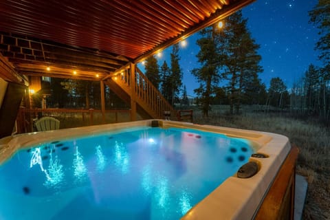 Relax in the private hot tub under a stunning Colorado night sky. Enjoy soothing jets, string lights, peaceful forest views, and total privacy—perfect after skiing Breckenridge, hiking, or exploring Fairplay’s mountain trails.