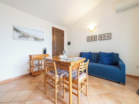Apartment, 2 Bedrooms, Balcony, Pool View | Living room