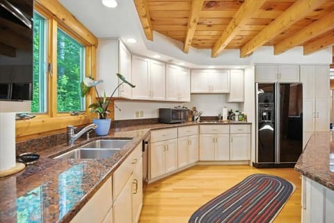 Spacious kitchen with 3 sinks allows easy/convenient cleanup