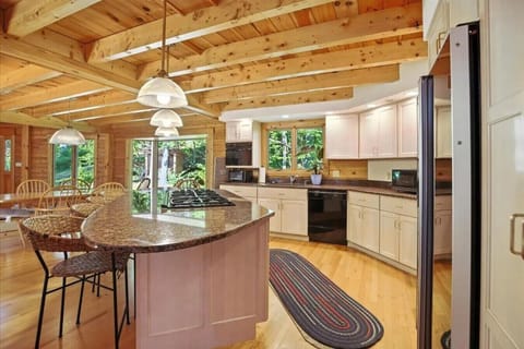 Huge Gourmet kitchen with propane stove, ideal for the chefs in the group