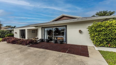 Spacious Retreat Near The Esplanade and Tigertail Beach. House in Marco Island