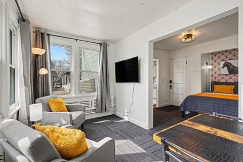 BayCity_LivingRoom_LongStayDiscount
