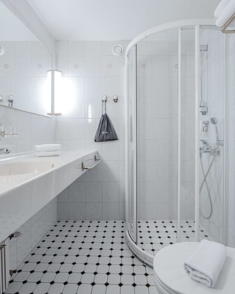 Economy Twin Room | Bathroom | Hair dryer, heated floors, towels, soap