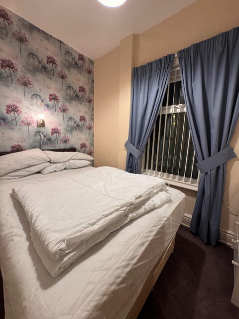 Classic Double Room, 1 Double Bed | In-room safe, desk, blackout drapes, soundproofing