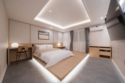 Meditation Suite | Premium bedding, free WiFi, bed sheets