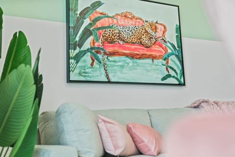 Statement art, soft blankets & extra pillows for Netflix nights or Insta-moments