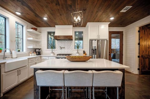 Pull up a stool and grab the best seat in the house! Perfect for morning coffee, late-night snacks, or pretending you’re on a cooking show—high seating, high vibes.