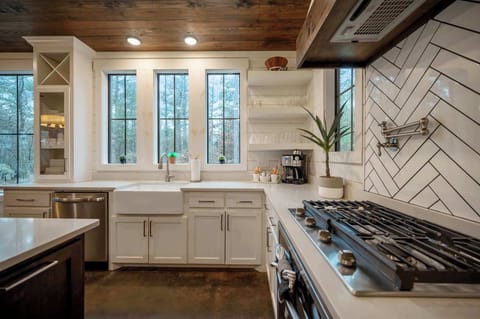 Stylish, spacious, and fully equipped—this kitchen is your playground for culinary creativity or just reheating leftovers with flair. Bonus: good vibes included.