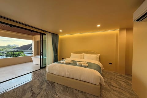 Premier Deluxe Room With Bathtub Outdoor | Desk, free WiFi, bed sheets