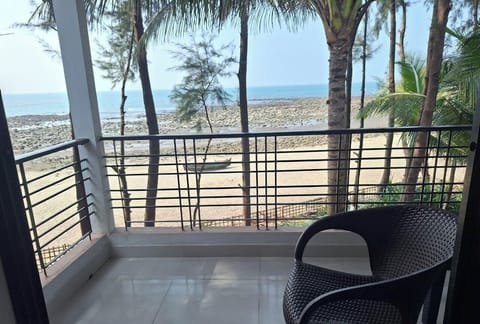 Deluxe Double or Twin Room, Beach View | Living area