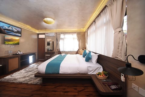 Desk, soundproofing, free WiFi, bed sheets