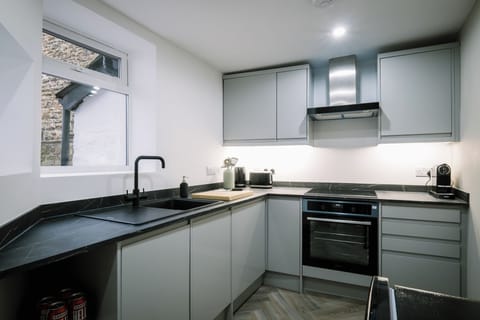 Apartment, 2 Bedrooms | Private kitchen
