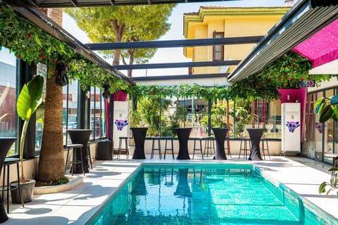 Swim-up bar