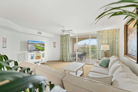 Let in the sunshine as you relax in the comfort of this well furnished room.