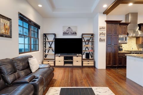 Open living with entertainment center