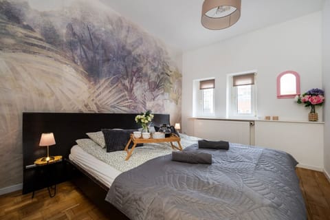 Main Bedroom – Comfortable Double Bed, Elegant Decor and a Relaxing Atmosphere | Book Now with RENTUJEMY.COM