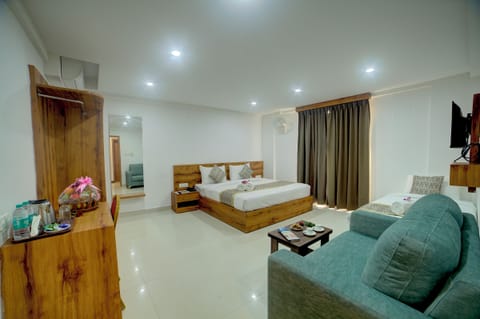 Family Room | Egyptian cotton sheets, premium bedding, desk, laptop workspace