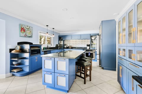 The Molasses Manor | Minutes from Everything