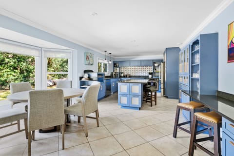 The Molasses Manor | Minutes from Everything