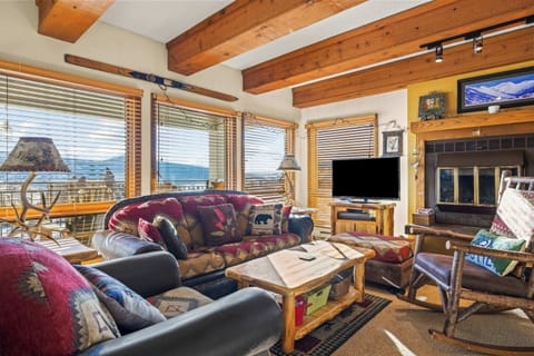 【Living Room】Wood-beam ceilings + mountain view — where everyone lands when the skis come off