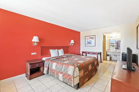 Room, 1 King Bed, Non Smoking | Desk, free WiFi, bed sheets