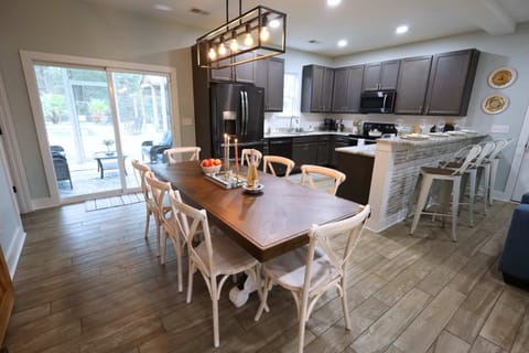 Kitchen Table + 4 Barstools