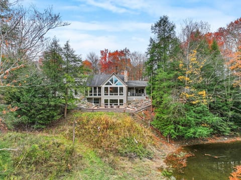 Spacious nature lodge in Ohio Wine Country, perfect for families, reunions & group getaways