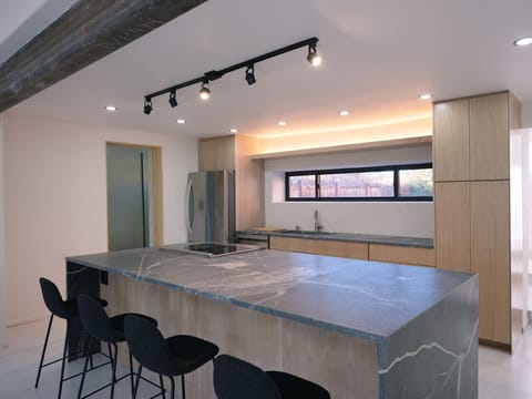 The Chef’s Gathering Spot: Ample space for social cooking or communal work.