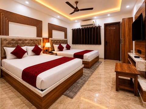 Triple Room | Desk, laptop workspace, free WiFi