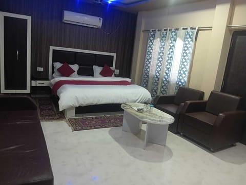 Deluxe Double Room, City View | Desk, laptop workspace, free WiFi