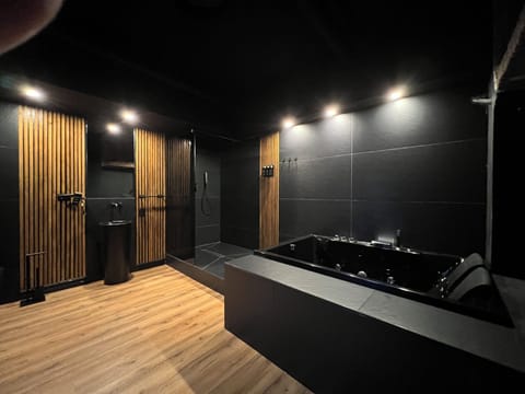 Luxury Triple Room | Bathroom