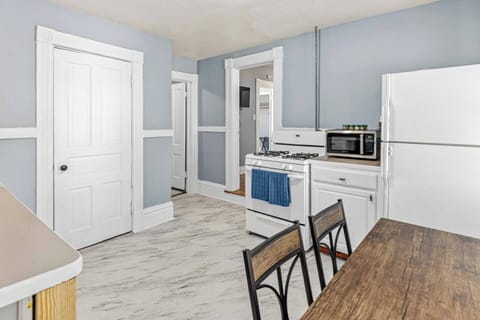 This recently updated kitchen has everything you'll need for a homecooked meal! Enjoy a family dinner at the dining table and chat the night away!