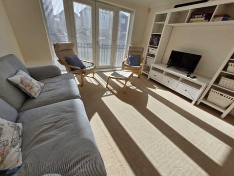 Light and Sunny Spacious Lounge