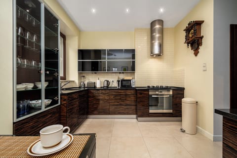 Apartment (14) | Private kitchen | Fridge, stovetop, electric kettle, cookware/dishes/utensils