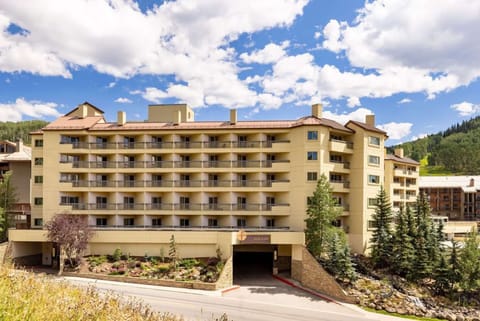 Mountain-side stay near trails, lifts, and outdoor fun