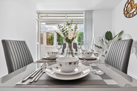 House, 3 Bedrooms, Balcony | Dining room