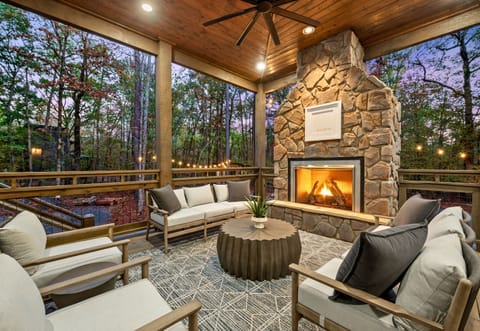 Gather around this beautiful outdoor lounge with a fireplace, ideal for cool mountain nights and intimate conversations.