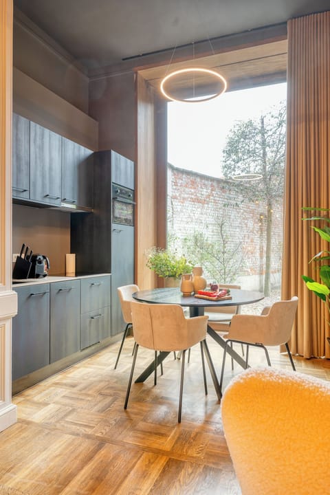 Deluxe Studio Suite | Living area | 40-inch flat-screen TV with digital channels