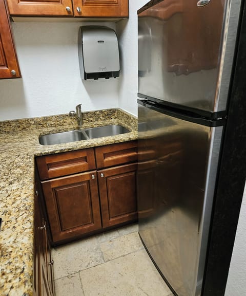 Deluxe Single Room | Private kitchen | Full-size fridge, microwave, stovetop, freezer