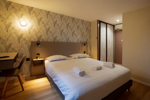 Classic Double Room, Ensuite | Desk, laptop workspace, free WiFi
