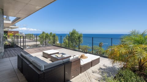 Elegant private terrace with comfortable outdoor seating and panoramic sea views, perfect for relaxing moments while enjoying Madeira’s sunshine and fresh Atlantic breeze.
#PrivateTerrace #SeaView #LuxuryStay #Funchal
