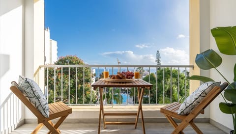 Bright private balcony with outdoor seating, perfect for morning coffee while enjoying city views and Atlantic light in the heart of Funchal.
#Funchal #BalconyView #MadeiraIsland #LovelyStay