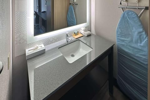 Combined shower/tub, towels