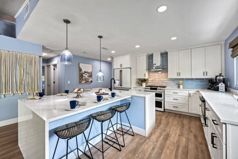 Cook up fresh Gulf meals together around the expansive kitchen island with plenty of room for family and friends to join in.