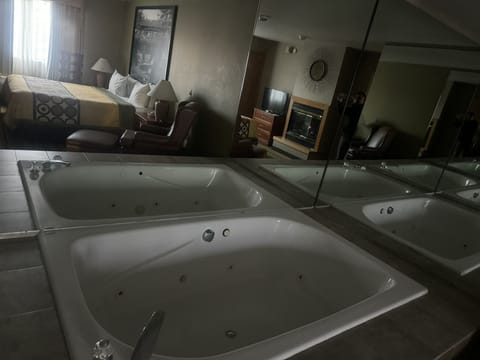 Suite, 1 Bedroom, Non Smoking (1 King Bed) | In-room safe, individually decorated, individually furnished, desk